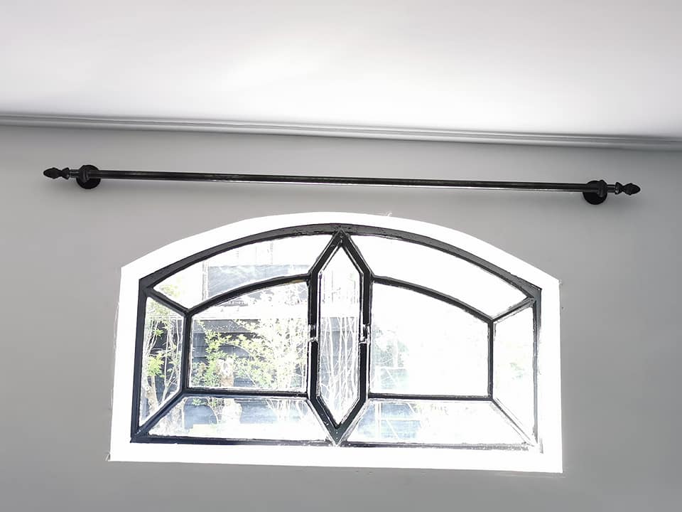 Onze producten 7 a window with a black rod