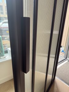 Project in Dordrecht – Deur en trapleuning in RAL 3007 2 IMG 7914 1