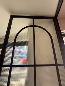 Project in Dordrecht – Deur en trapleuning in RAL 3007 3 IMG 7915 1