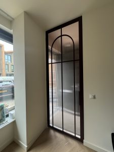 Project in Dordrecht – Deur en trapleuning in RAL 3007 5 IMG 7917 1