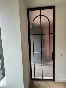 Project in Dordrecht – Deur en trapleuning in RAL 3007 4 IMG 7918 1