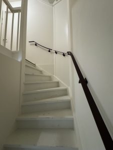 Project in Dordrecht – Deur en trapleuning in RAL 3007 9 IMG 7922 1