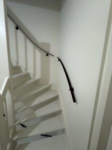 Project in Dordrecht – Deur en trapleuning in RAL 3007 10 IMG 7923 1