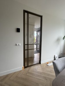 Project in Heukelum – Scharnierdeur in medium brons 1 IMG 7935