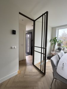 Project in Heukelum – Scharnierdeur in medium brons 2 IMG 7936