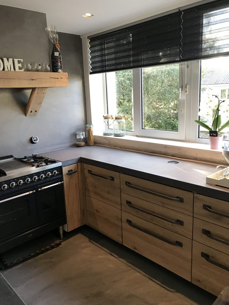 Onze producten 4 a kitchen with a window and a stove