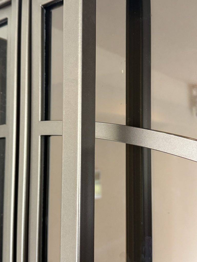 Moderne metalen binnendeur met strakke lijnen en matte zilveren afwerking.