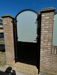 poort met mat glas staal