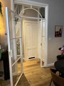 Project: Witte stalen deur met bovenlicht – Den Haag 5 IMG 6562