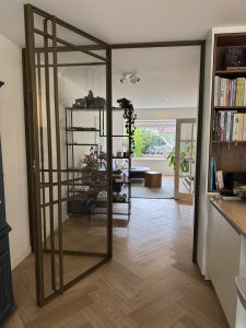 Project Voorburg – Stalen binnendeur met zijlicht in medium brons 3 IMG 7653