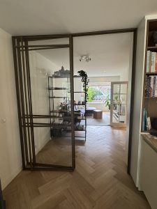 Project Voorburg – Stalen binnendeur met zijlicht in medium brons 2 IMG 7655