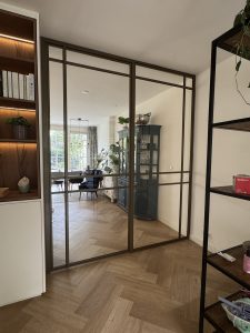 Project Voorburg – Stalen binnendeur met zijlicht in medium brons 1 IMG 7656