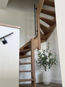 houten trap met stalen trapleuning