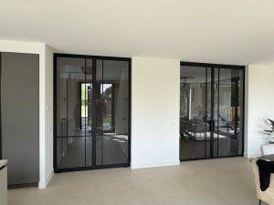 moderne interieur met grote glazen deuren en natuurlijke lichtinval