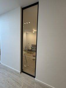 Stalen vouwwand, scharnierdeur & vast raamkozijn in Antwerpen 7 stalen kozijn met helder glas in speelhoek