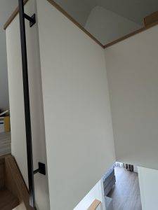 trapleuning op trapboom ral9004 structuur