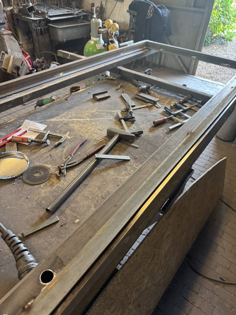 Unieke stalen buitendeur Oegstgeest – klassiek smeedwerk met moderne veiligheid 1 stalen deur werkplaats