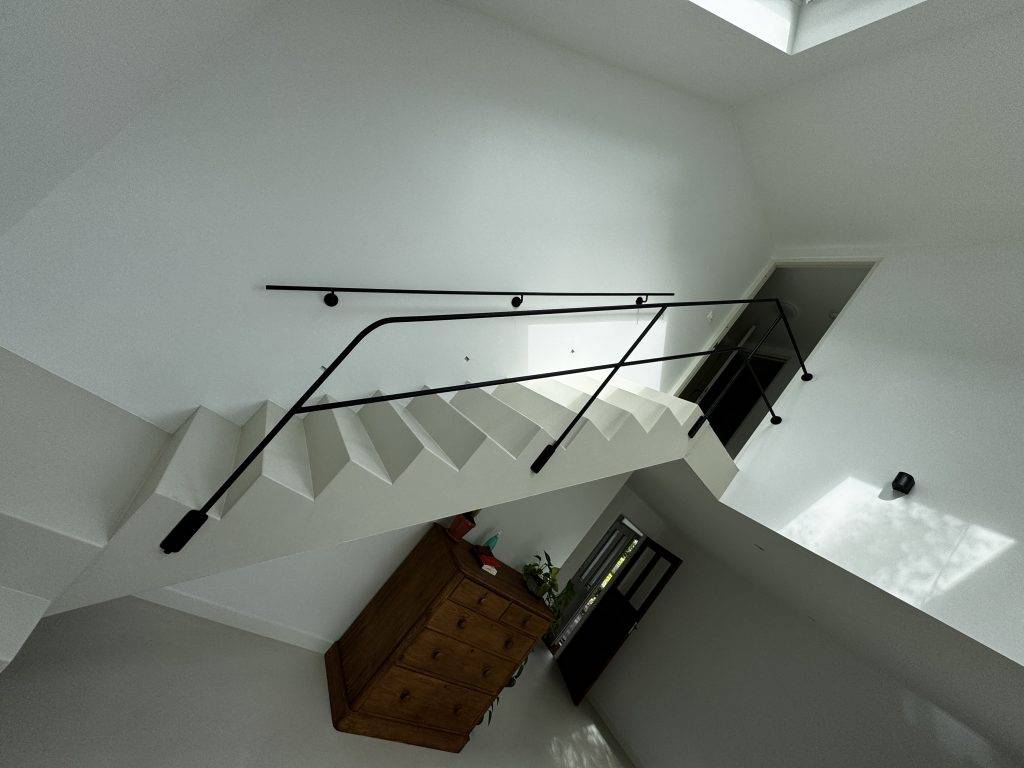 Vacature: BBL- stageplek 7 Vide met stalen balustrade en trapleuning op maat in strakke interieurstijl