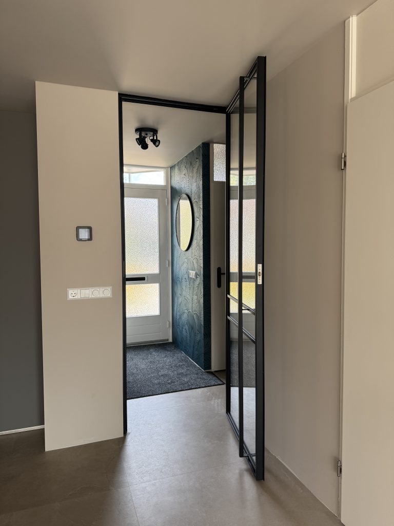 Stalen scharnierdeur Hardinxveld-Giessendam – strak maatwerk in RAL 9005 2 Enkele stalen deur met veiligheidsglas – vakwerk Smederij A. Groen