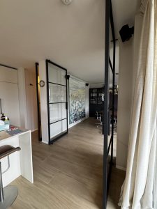Project: Dubbele en enkele stalen taatsdeuren in RAL 7021 – Amsterdam 4 Enkele stalen taatsdeur met soft-close scharnier – hal Amsterdam