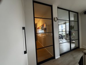 Project: Dubbele en enkele stalen taatsdeuren in RAL 7021 – Amsterdam 6 Interieur met dubbele stalen deuren – Smederij A. Groen Amsterdam