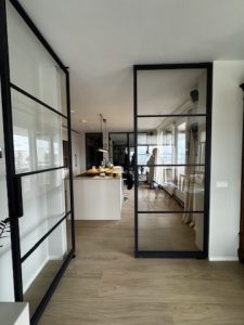 Project: Dubbele en enkele stalen taatsdeuren in RAL 7021 – Amsterdam 14 Taatsdeur openstaande positie met vloeiende soft-close werking