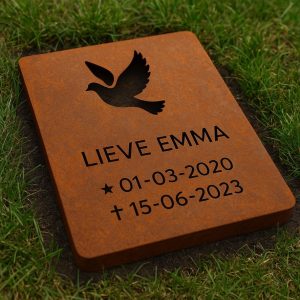 Kinder grafmonument van cortenstaal met uitgesneden duif en naam Lieve Emma
