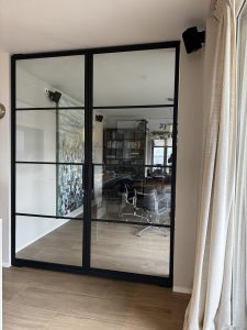 Project: Dubbele en enkele stalen taatsdeuren in RAL 7021 – Amsterdam 1 Dubbele stalen taatsdeuren in RAL 7021 structuur – woonkamer Amsterdam