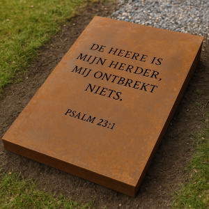 Liggend grafmonument van cortenstaal met bijbeltekst Psalm 23:1