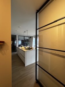 Project: Dubbele en enkele stalen taatsdeuren in RAL 7021 – Amsterdam 12 Detailfoto taatsdeur in RAL 7021 structuurcoating