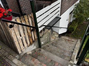 Project: Stalen buitenleuning van ronde buis – Papendrecht 1 Detail van stalen buitenleuning met muur- en staanderbevestiging in Papendrecht