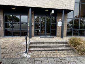 Project: Stalen trapleuning bij Tandartspraktijk De Witte Brug – Papendrecht 2 Gemonteerde stalen leuning bij trap voor veilige toegang