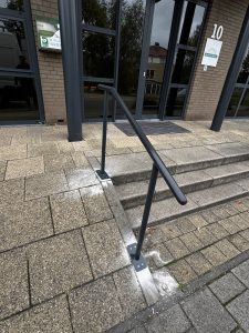 Project: Stalen trapleuning bij Tandartspraktijk De Witte Brug – Papendrecht 1 Stalen trapleuning bij entree Tandartspraktijk De Witte Brug Papendrecht