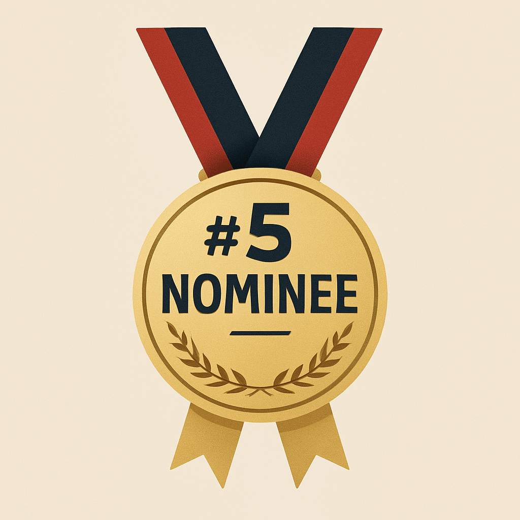 Gouden medaille met #5 nominee tekst en rood-blauw lint op beige achtergrond